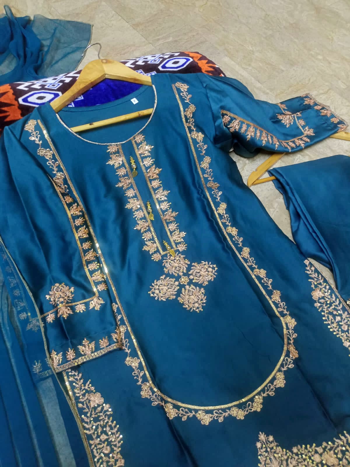 3Pcs Embroidered Suit