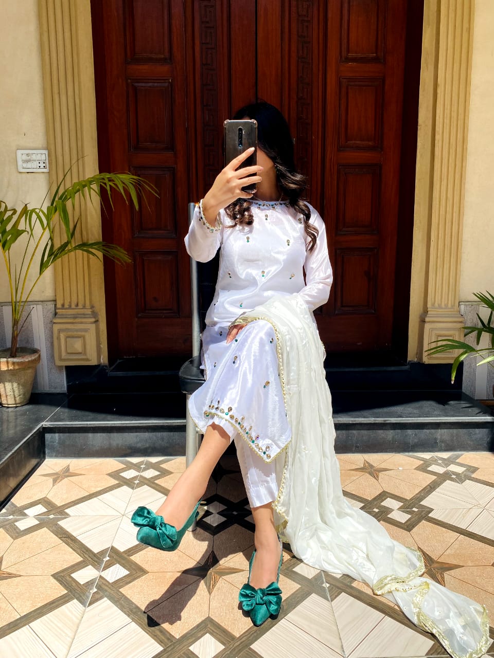 Bow frill heel